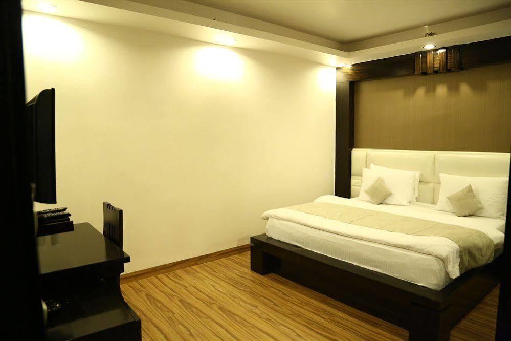 Hotel Elegance Nueva Delhi Exterior foto